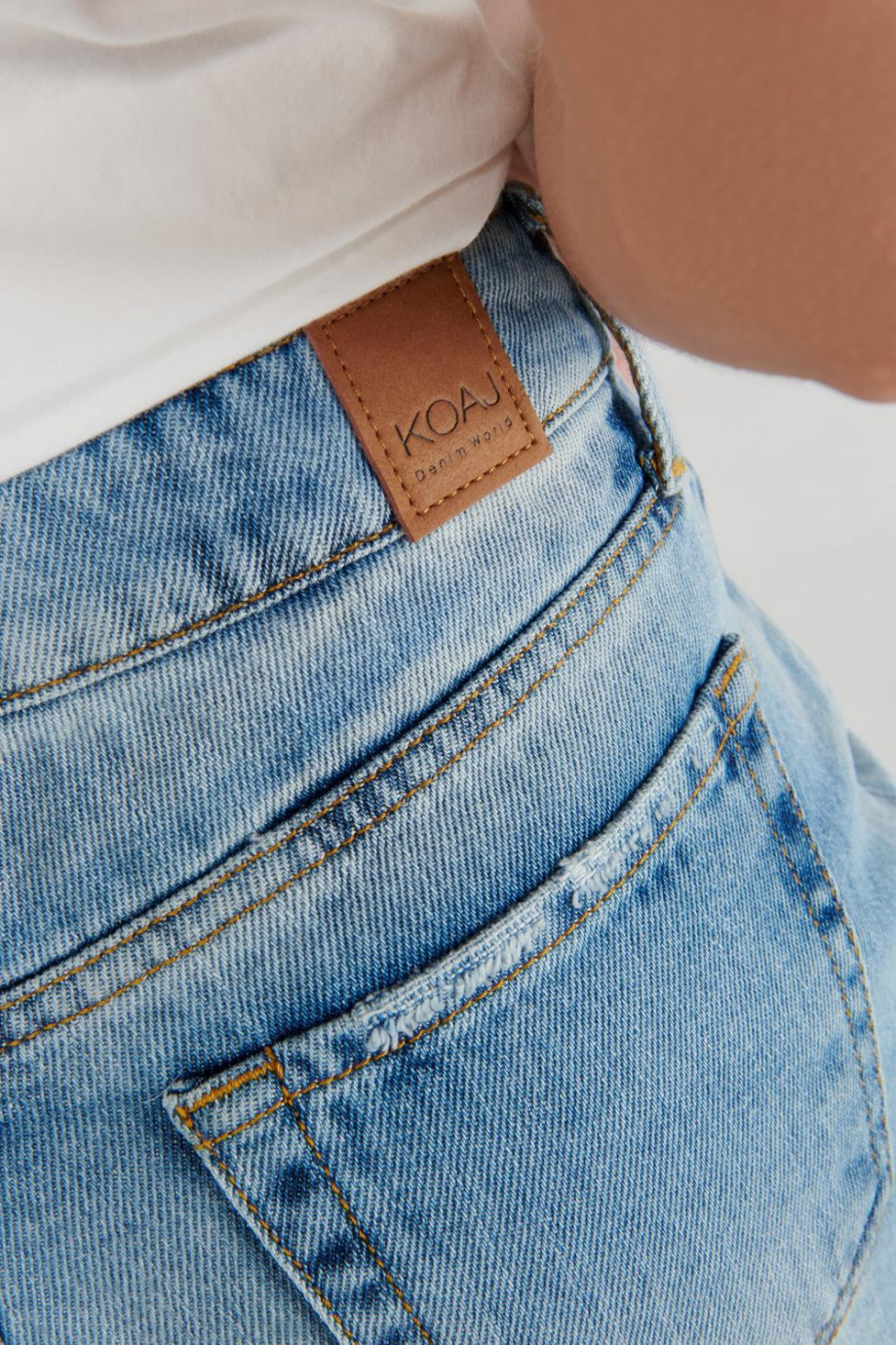 Short en jean azul medio con detalles en láser y deshilado en bordes