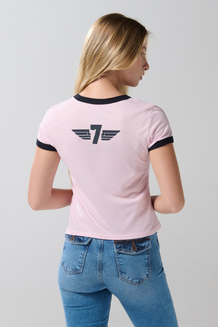 Camiseta unicolor con contrastes college y manga corta