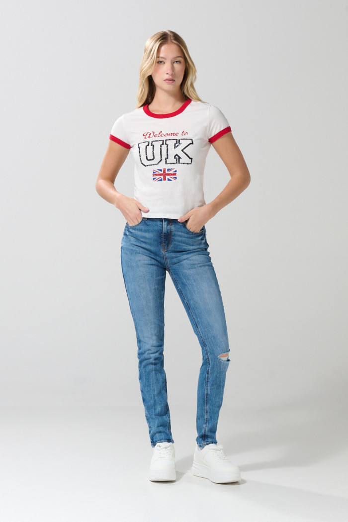 Camiseta college crema manga corta con contrastes rojos