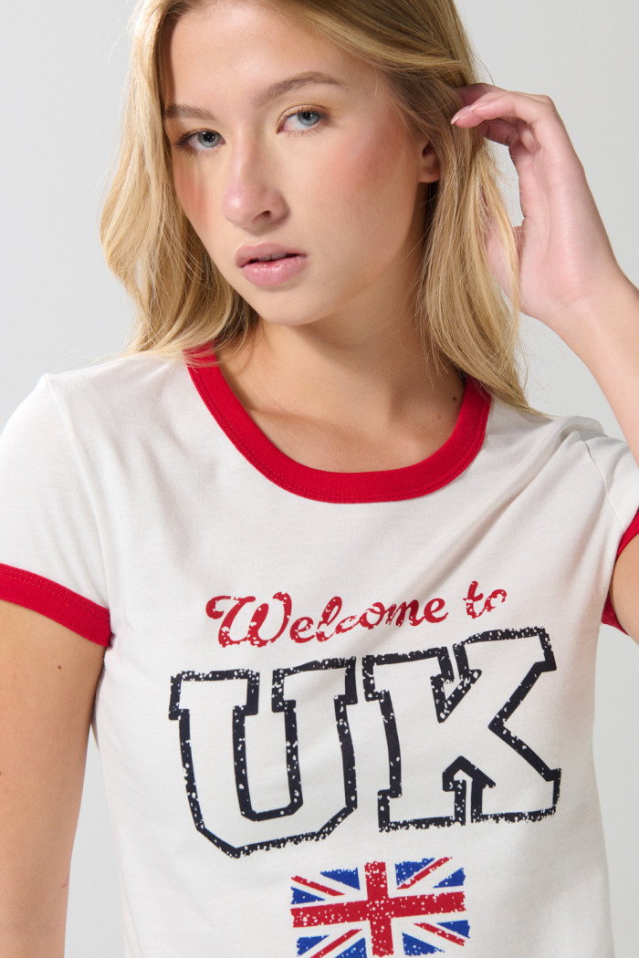 Camiseta college crema manga corta con contrastes rojos