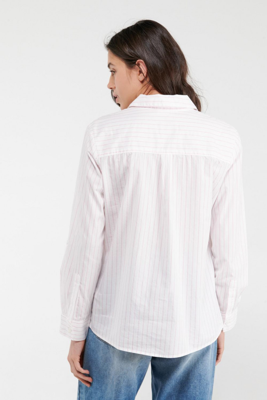 Blusa unicolor manga larga con diseño de rayas y cuello camisero