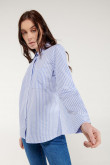 Blusa unicolor manga larga con diseño de rayas y cuello camisero
