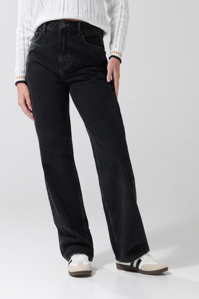 Jean 90´S gris intenso con bota recta, bolsillos y tiro alto