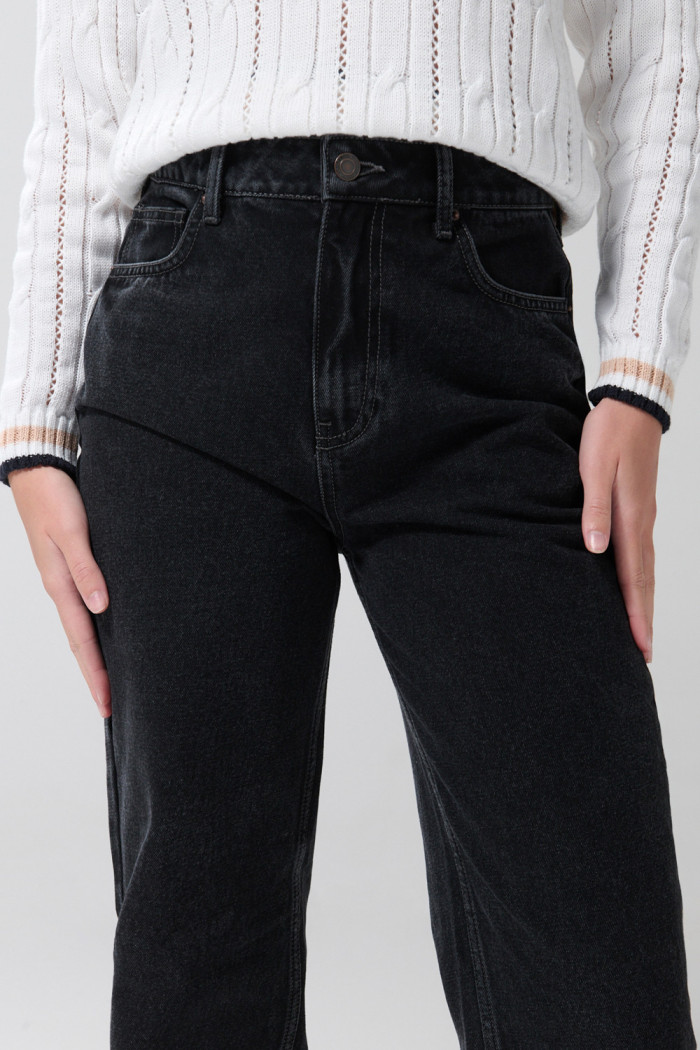 Jean 90´S gris intenso con bota recta, bolsillos y tiro alto