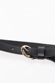 Cinturón delgado negro con hebilla metálica y cierre cruzado
