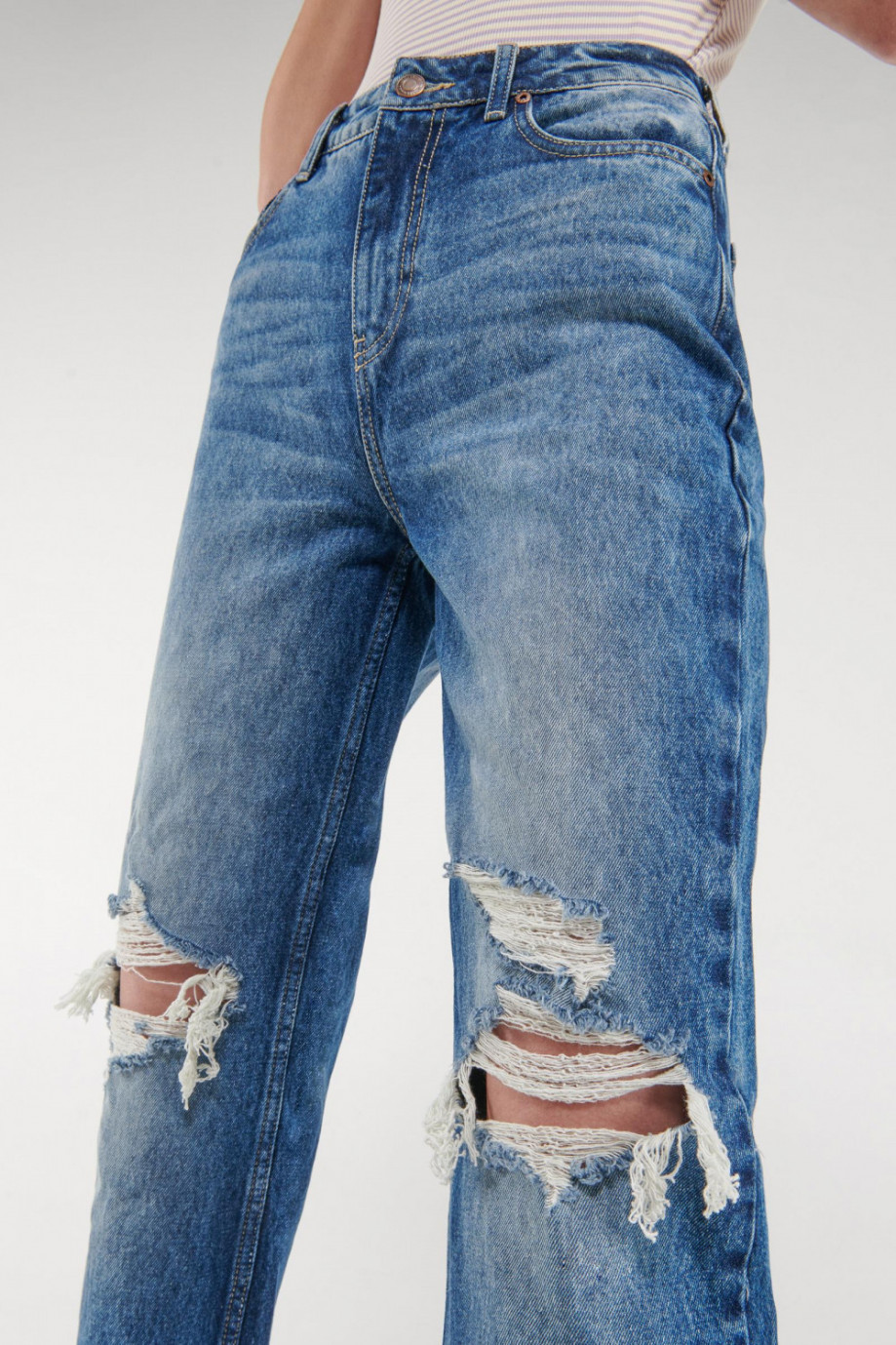 Jean 90´S azul oscuro con rotos en rodillas y bota recta