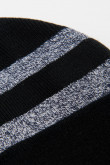 Gorro negro con doblez ajustable y diseño de rayas grises