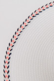 Sombrero de papel blanco con cinta colorida decorativa