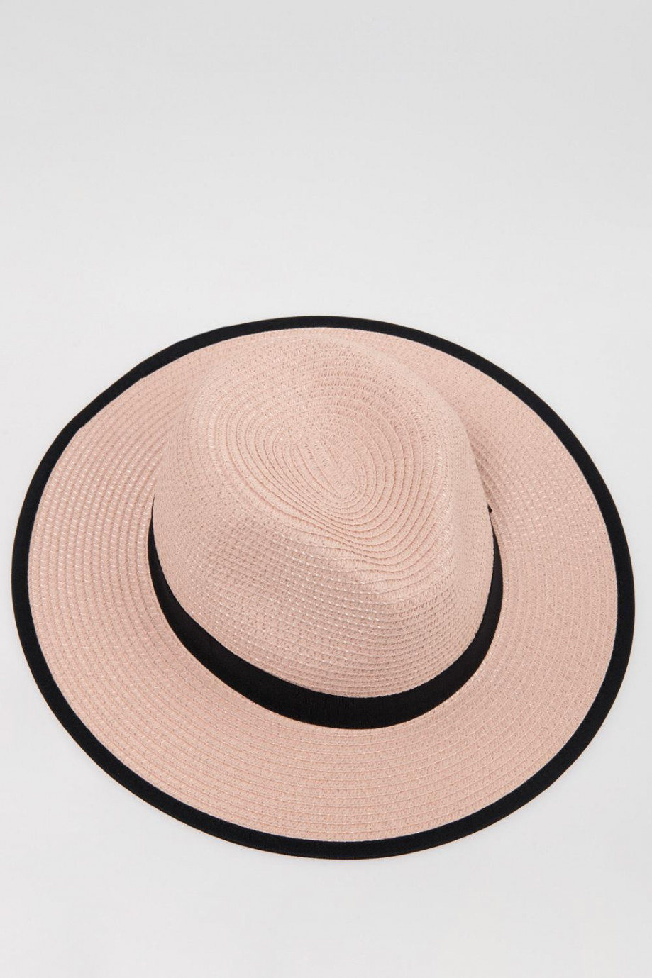 Sombrero rosado claro con borde y cinta decorativa en contraste