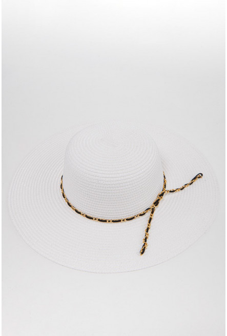 Sombrero con cinta decorativa.
