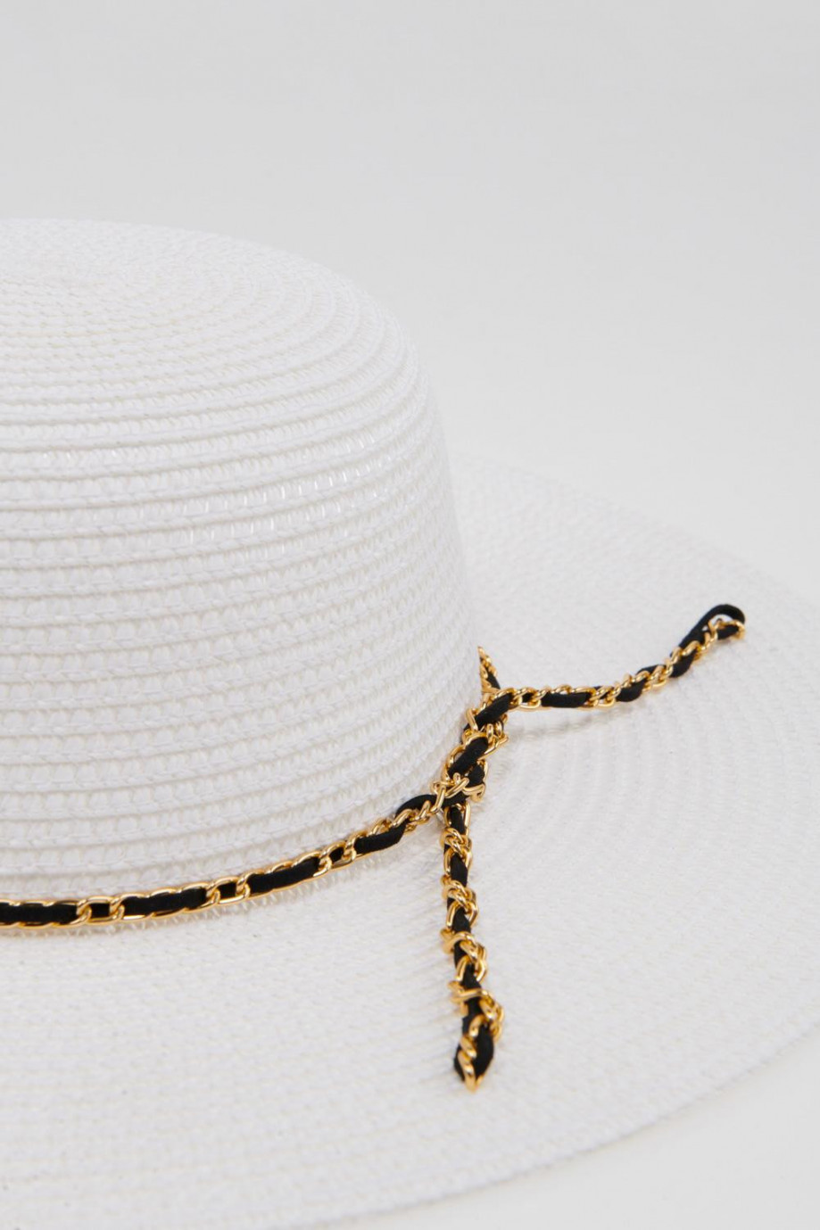 Sombrero de papel unicolor con cinta decorativa en contraste