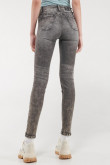 Jean gris oscuro con efecto push up, tiro alto y rotos en frente