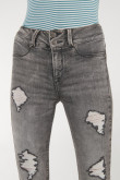 Jean gris oscuro con efecto push up, tiro alto y rotos en frente