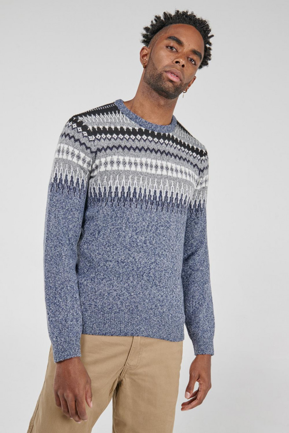 Suéter tejido unicolor con motivos de figuras y cuello redondo
