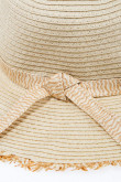 Sombrero crema claro con ala ancha y detalles en el borde