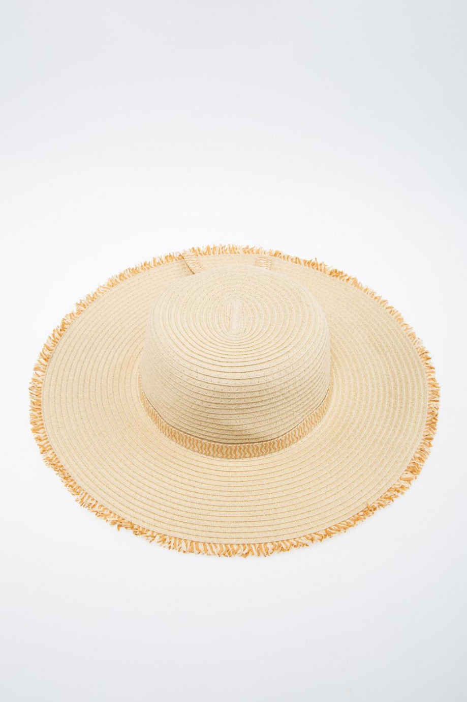 Sombrero crema claro con ala ancha y detalles en el borde