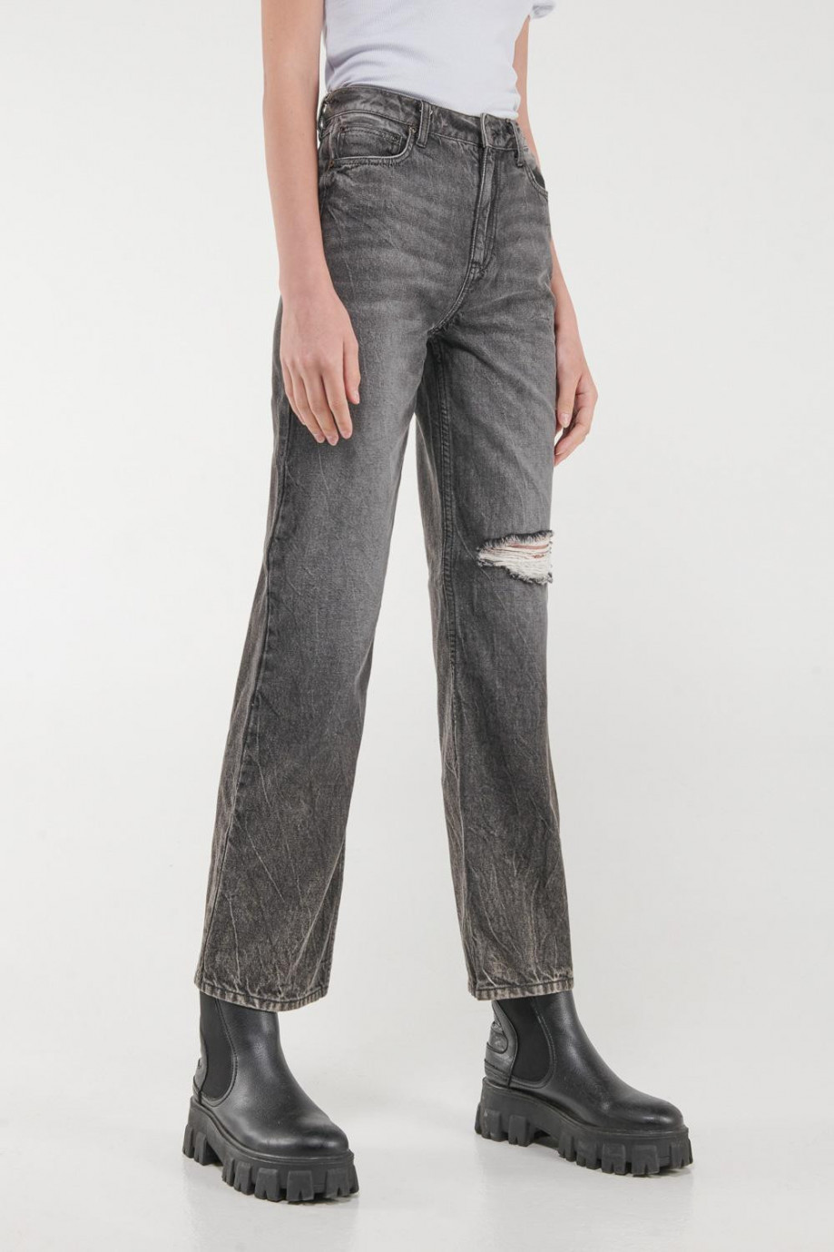Jean ancho 90´S tiro súper alto gris oscuro con roto en pierna izquierda