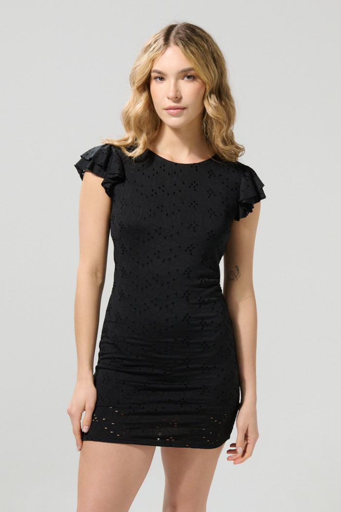 Vestido negro medio con escote redondo y manga corta