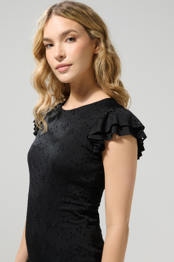 Vestido negro medio con escote redondo y manga corta