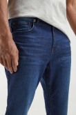 Jean azul intenso tipo carrot con deshilados en botas