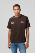 Camiseta café oversize cuello redondo con diseños college