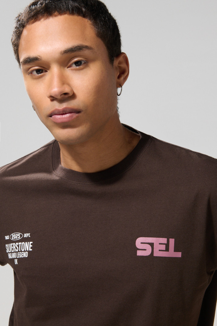 Camiseta café oversize cuello redondo con diseños college